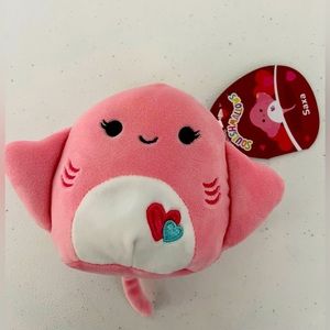 Saxa Stingray Valentines Squishmallow
